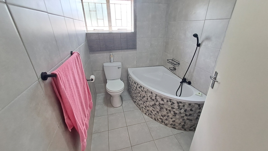 2 Bedroom Property for Sale in Langenhovenpark Free State